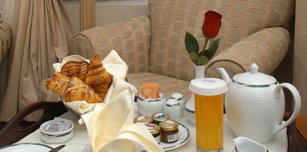 Hotel The Royal Express Sharq Kuwait City Esterno foto